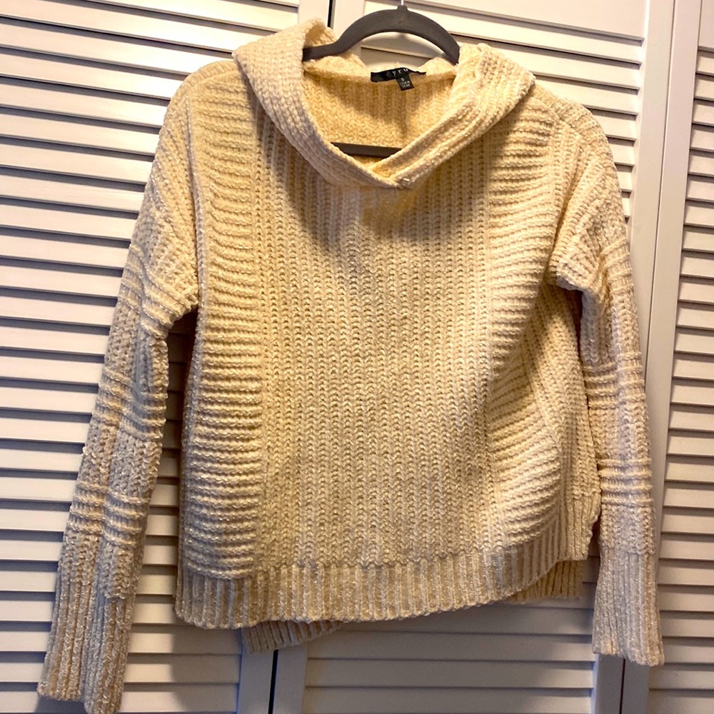 Vanilla color hoody sweater